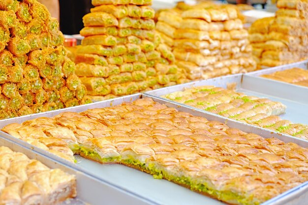 Smakowita świeża baklava przy rynkiem