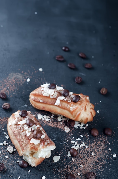 Smakowite eclairs na stole