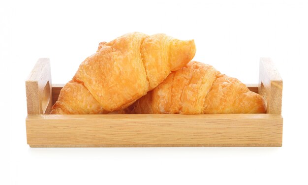 Smakowity croissant nad białym tłem