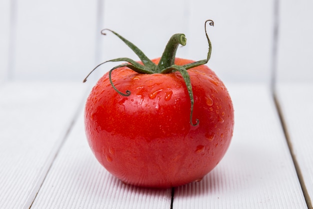 Smakowity pomidor na białym tle