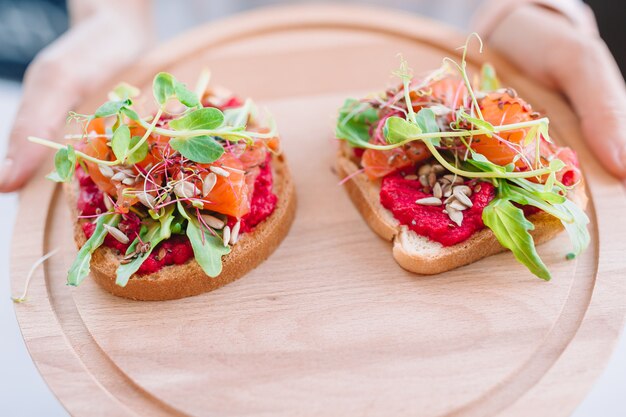 Smakowity Włoski Bruschetta Na Drewnianym Talerzu