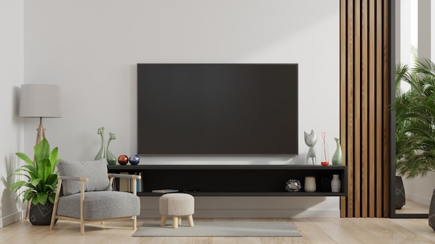 Smart TV na białej ścianie w salonie