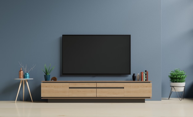 Smart TV na ciemnoniebieskiej ścianie w salonie, minimalistyczny design.