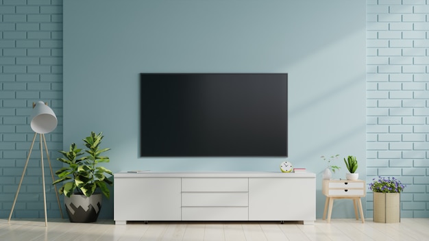 Smart TV na niebieskiej ścianie w salonie, minimalistyczny design.