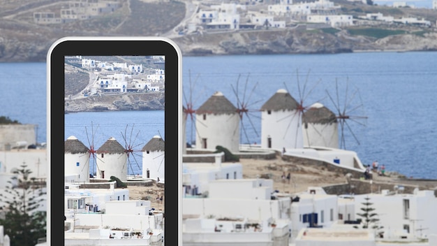 Smartfon typu tablet fotografujący grecką wyspę