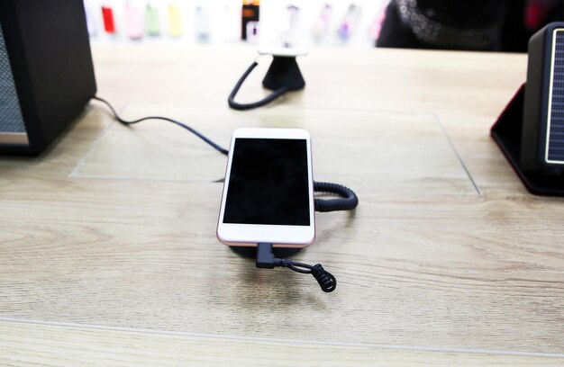 Zdjęcie smartfon w sklepie nowoczesne technologie