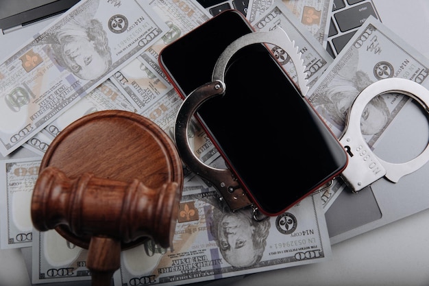 Smartfon z kajdankami i młotkiem sędziego na gotówkę Koncepcja bezpieczeństwa informacji i prawa