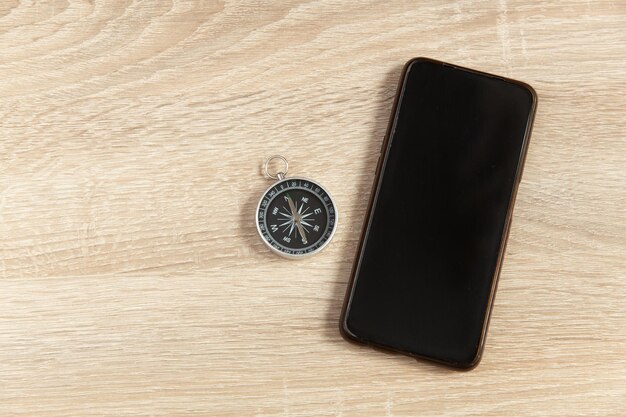 Zdjęcie smartfon z kompasem na drewnianym stole