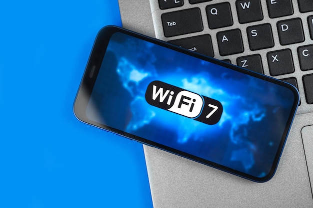 Zdjęcie smartfon z obsługą nowej nowoczesnej technologii wi-fi 7. komunikacja, zdjęcie w tle koncepcji połączenia internetowego