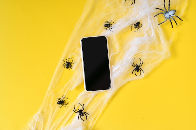 Smartfon Z Pustym Czarnym Ekranem Na żółtym Tle Pajęczyna Wesołego Halloween