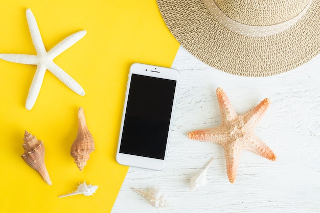 smartphone i muszla na letnie wakacje