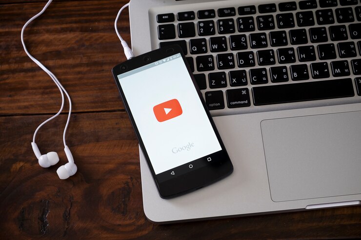 Zdjęcie smartphone na klawiaturze laptopa