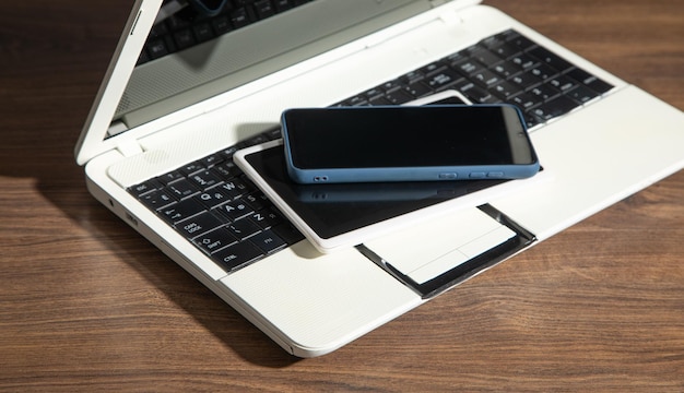 Smartphone tablet laptop na stole