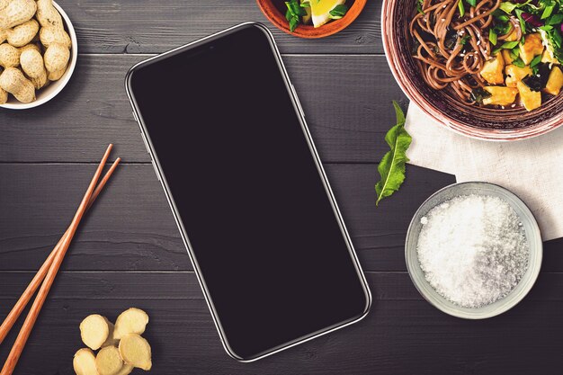 Smartphone W Scenie Sushi Bar