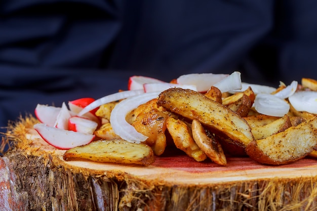 Zdjęcie smażąca grula z pieczarkami wewnątrz na drewnianym tle