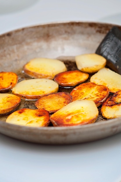 Smażenie ziemniaków gotowanie indukcyjne smażenie gotowanych ziemniaki w oliwie oliwnej francuska patelnia mineralna