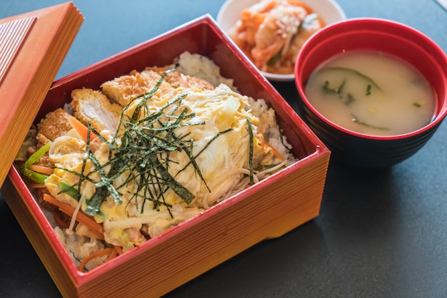 smażona kotlet wieprzowa (katsudon)