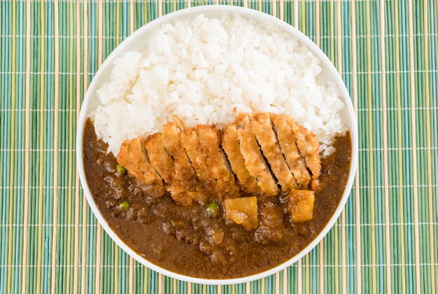 smażona kotlet wieprzowy z curry na ryżu