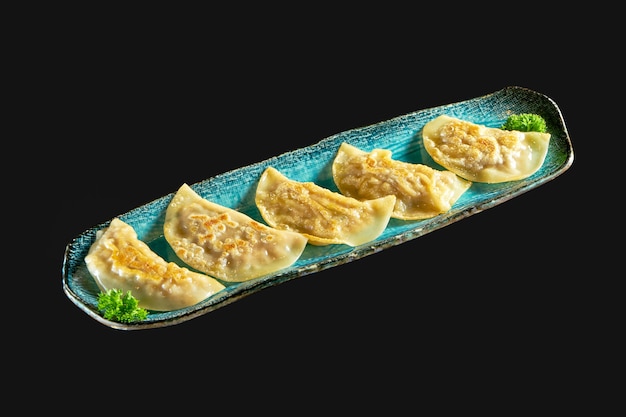 Smażona Na Patelni Azjatycka Gyoza Faszerowana Mięsem Podana Na Niebieskim Talerzu Japońskie Jiaozi Lub Pierogi