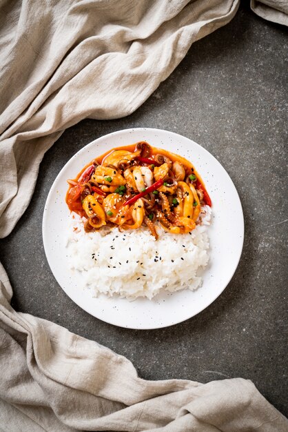 smażona ośmiornica lub kalmary i koreańska pikantna pasta (osam bulgogi) z ryżem