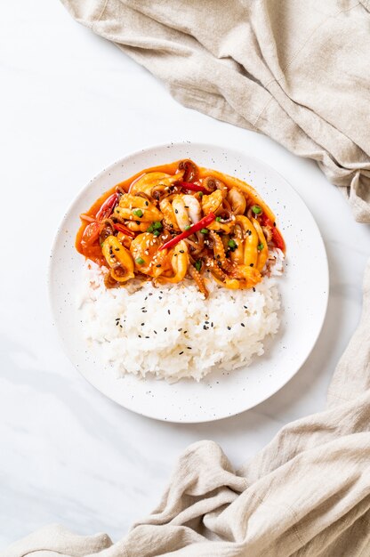 smażona ośmiornica lub kalmary i koreańska pikantna pasta (osam bulgogi) z ryżem