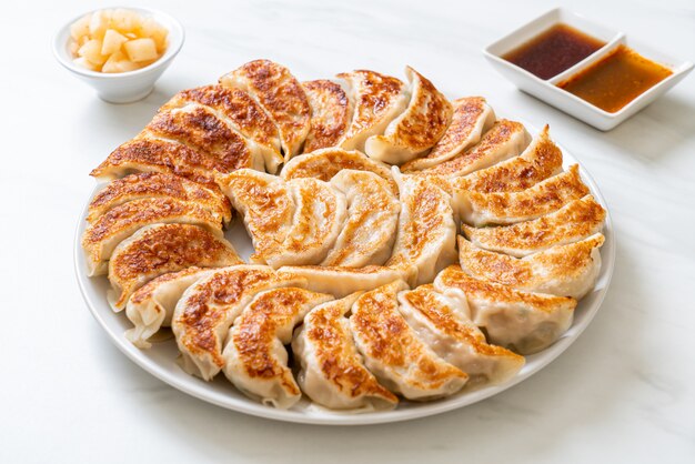 smażona przekąska gyoza lub pierogi z sosem sojowym