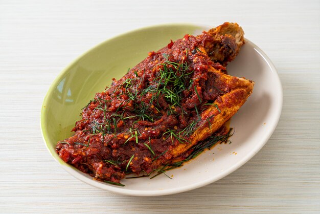 Smażona ryba i sos chili