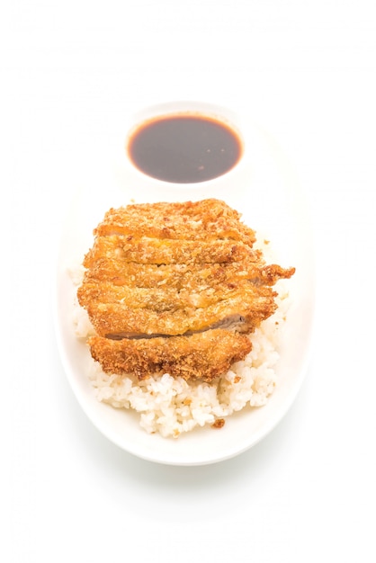 Zdjęcie smażona wieprzowina na zalanym ryżu (tonkatsu)