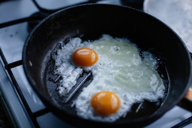 smażone dwa jajka kurcząt domowych na patelni