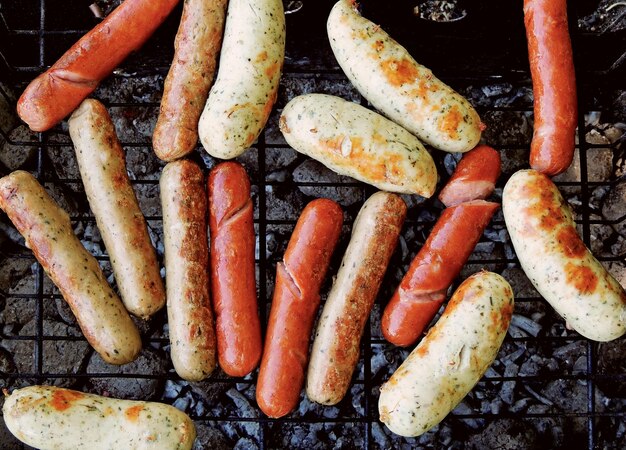 Smażone kiełbaski wędzone na grillu nad rozżarzonymi węglami