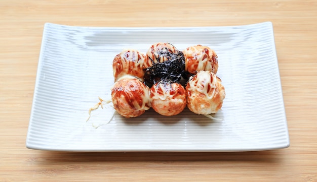 Zdjęcie smażone kulki takoyaki kluska - japońskie jedzenie