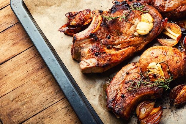 Smażone mięso wieprzowe na stół sylwestrowy Kotlet z kością