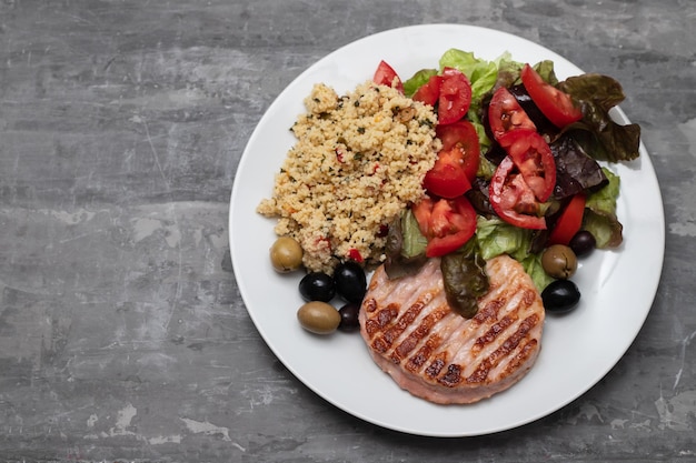 Smażone Mięso Z Hamburgerem Z Tabbouleh I Surówką