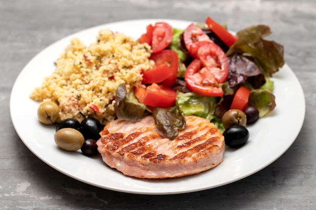 Smażone mięso z hamburgerem z tabbouleh i surówką