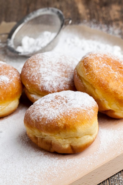 Smażone na oleju pączki berlińskie z nadzieniem