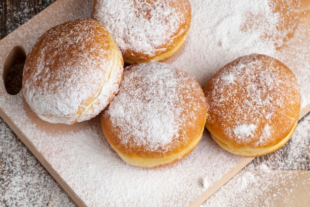 Smażone na oleju pączki berlińskie z nadzieniem