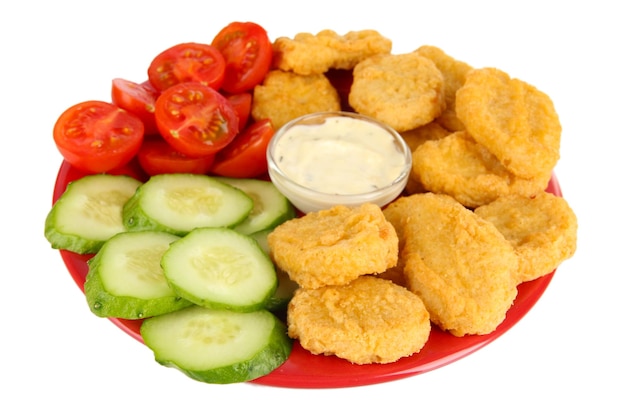 Smażone nuggetsy z kurczaka z warzywami i sosem na białym tle