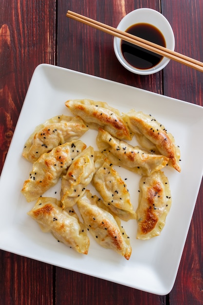 Smażone pierogi z sosem sojowym. Gyoza. Zdrowe odżywianie. Jedzenie wegetariańskie.