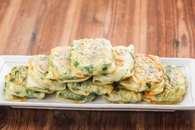 Smażone Pierogi Ze Szczypiorkiem Czosnkowym, Kluska Na Parze Nadziewana Szczypiorkiem Czosnkowym, Szczypiorek Czosnkowy Dim Sum,