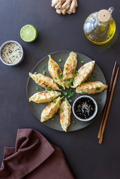 Smażone pierożki z sosem sojowym Gyoza Zdrowe odżywianie azjatyckie jedzenie