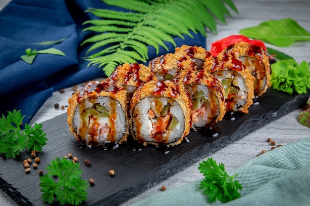 Zdjęcie smażone roladki sushi w tempurze z ogórkiem z krewetkami w cieście tradycyjna kuchnia japońska