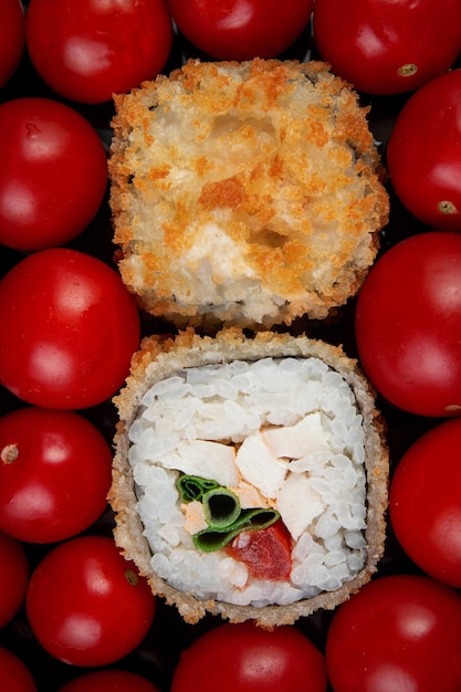 Smażone rolki sushi z kurczakiem ryżowym i ziołami z pomidorkami koktajlowymi