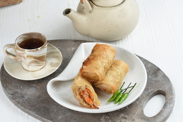 smażone sajgonki lub lumpia goreng na białym tle