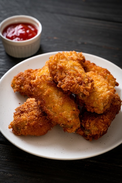 Smażone Skrzydełka Z Kurczaka Z Keczupem - Niezdrowe Jedzenie