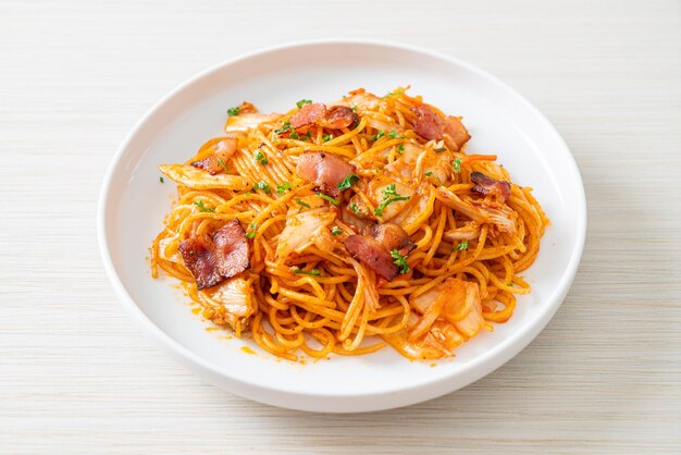 smażone spaghetti z kimchi i boczkiem - styl fusion food