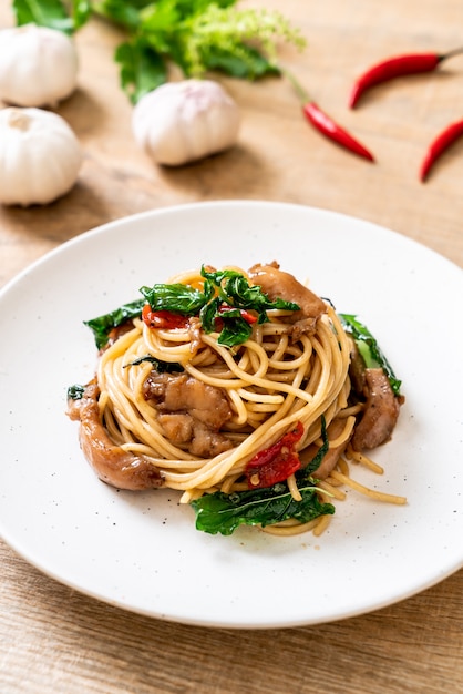 smażone spaghetti z kurczakiem i bazylią