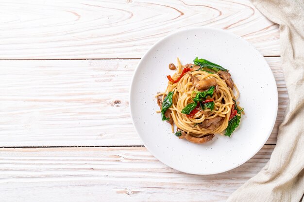 Smażone spaghetti z kurczakiem i bazylią