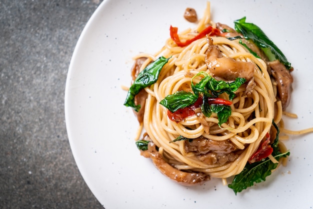 smażone spaghetti z kurczakiem i bazylią