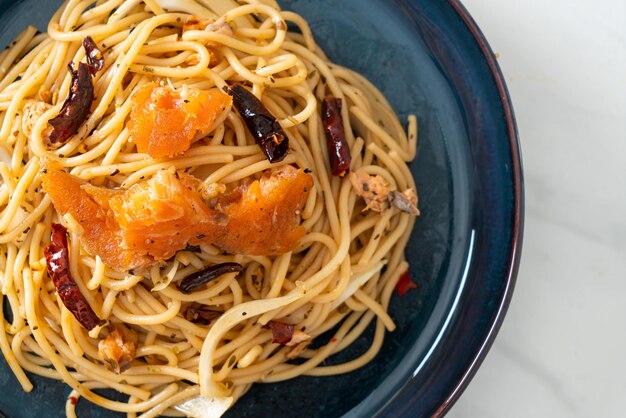 smażone spaghetti z łososiem i suszonym chilli - styl fusion food