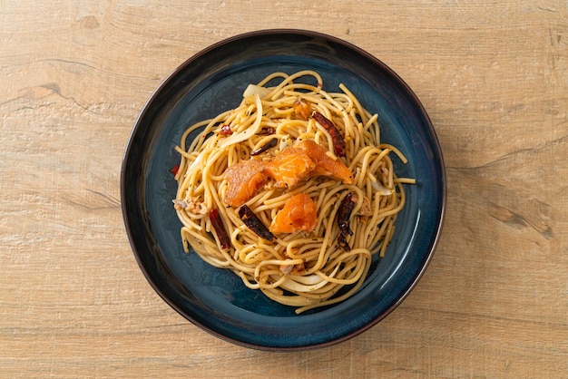 smażone spaghetti z łososiem i suszonym chilli - styl fusion food